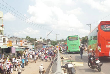 2 xe khách tranh nhau vượt, 4 người chết thảm