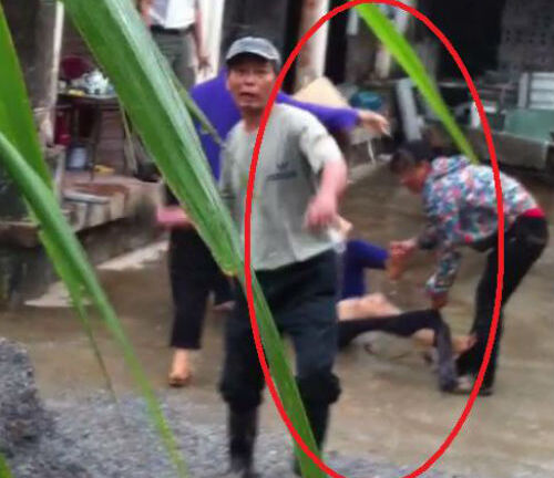 Vụ người phụ nữ bị xé quần: Bức xúc lời khai của nhóm hành hung