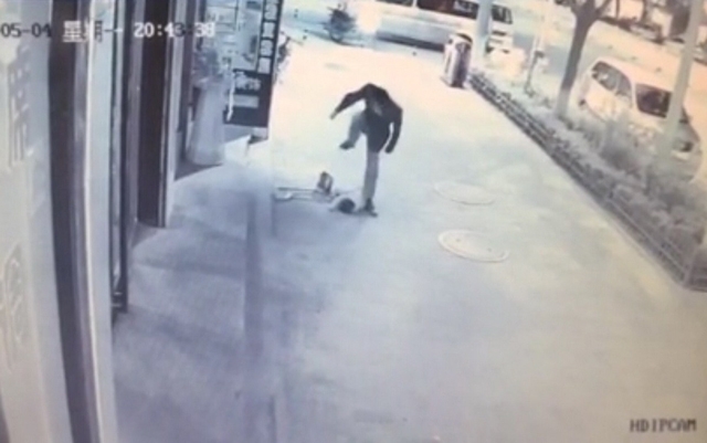 Phẫn nộ người đàn ông giẫm đạp dã man em bé 2 tuổi