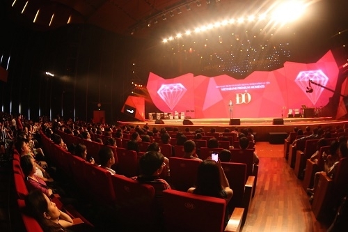 Hồng Nhung phiêu trong “Live concert – Đỏ”