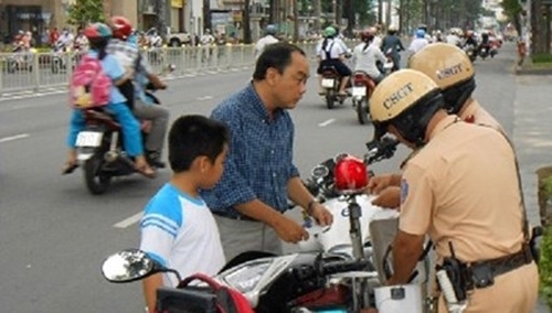 Hơn 23.000 học sinh, phụ huynh vi phạm quy định về đội mũ bảo hiểm