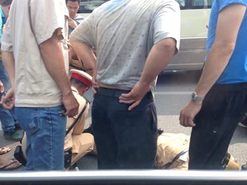 CSGT bất ngờ bị xe máy tông ngã xuống đường, bất tỉnh