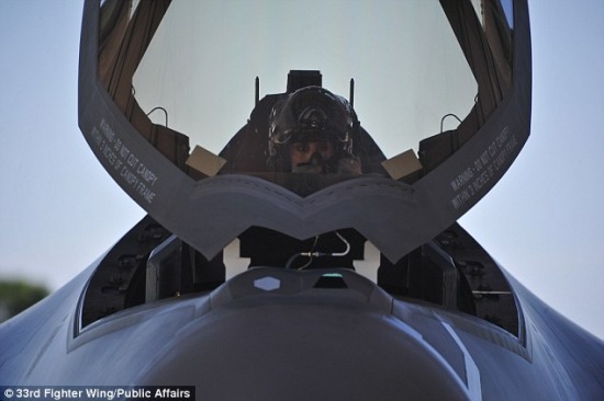 Video: Nữ phi công Mỹ đầu tiên lái chiến đấu cơ tàng hình