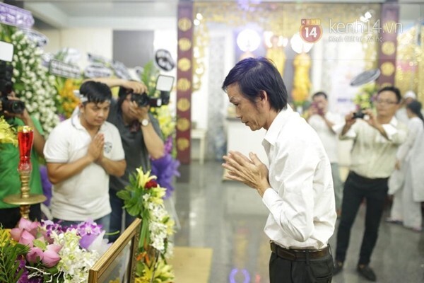 Hoài Linh bất lực vì fan cười đùa vô duyên, vây kín trong đám tang Duy Nhân