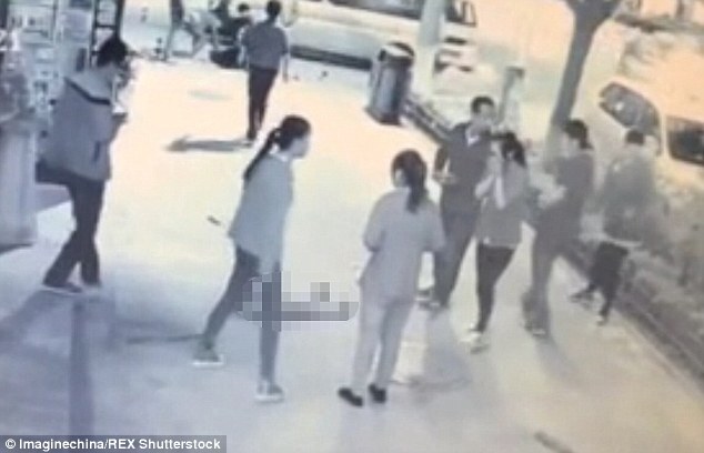 Người qua đường làm ngơ khi bé 2 tuổi bị bạo hành dã man giữa phố