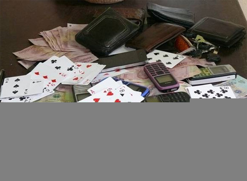 Ngất xỉu khi bị bắt quả tang đang đánh bạc