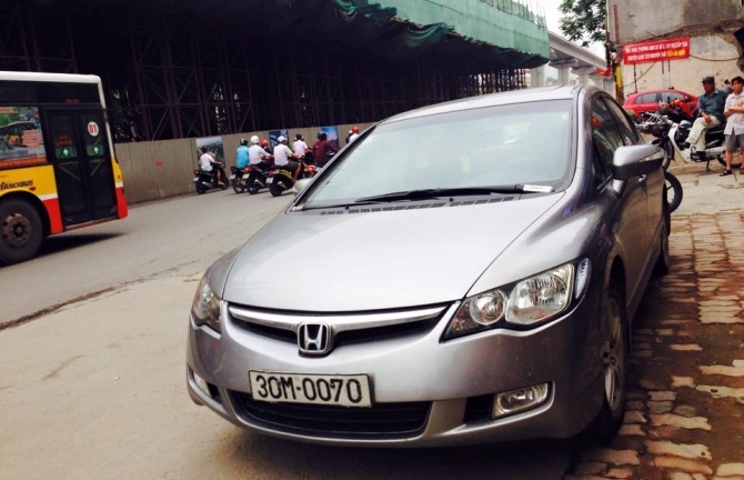 Xà beng từ “trên trời' lao trúng ô tô