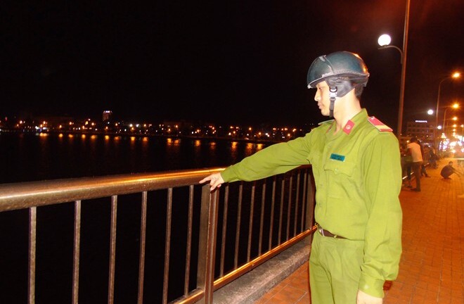 Công an giải cứu người mẹ trẻ trèo lan can cầu tự tử