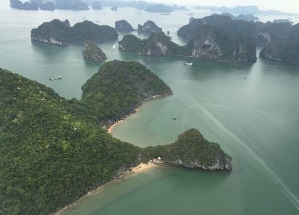 Ginger Zee chia sẻ clip quay vịnh Hạ Long từ trên cao gây chú ý
