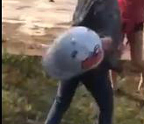 Nữ sinh hung hãn đánh, đạp bạn tới chảy máu mồm vì... nói xấu nhau