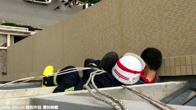 Xôn xao chuyện giải cứu cậu bé leo ra cửa sổ tầng 10 để dọa cha mẹ