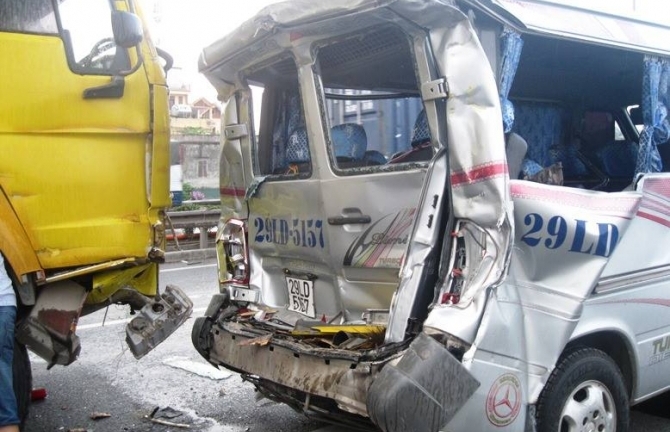 Xe khách bắn văng hàng chục mét sau cú húc trời giáng