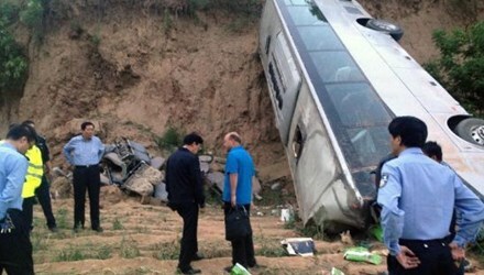 Trung Quốc: Xe khách mất lái lao xuống vực, 33 người thiệt mạng