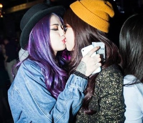 Những nụ hôn đồng giới “gây bão” của hot girl Việt