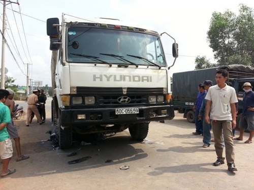 Bức xúc xe ben kéo lê một phụ nữ trên đường