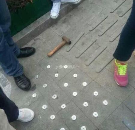 Vượt đèn đỏ, cô gái bị nữ tình nguyện viên dùng búa đập vào đầu