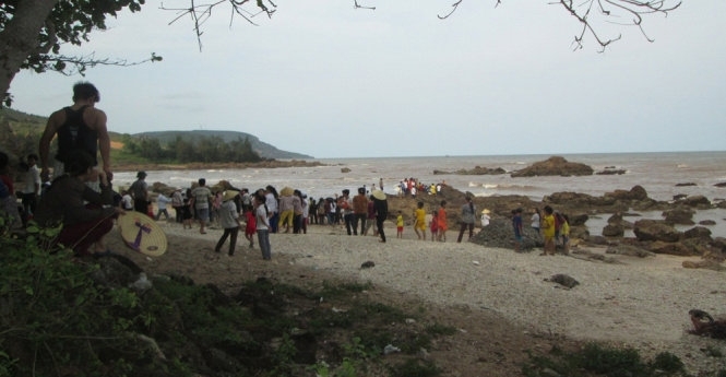 3 học sinh tiểu học bị sóng cuốn mất tích khi tắm biển