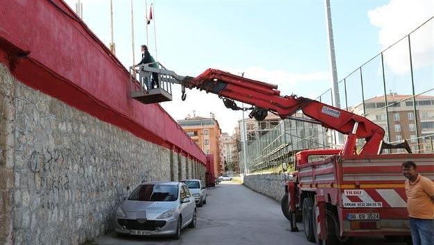 Chuyện lạ: HLV thuê cần cẩu theo dõi học trò thi đấu