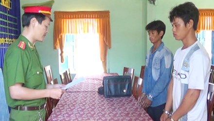 Đôi bạn rủ nhau đi trộm vàng rồi về cất ở chuồng heo