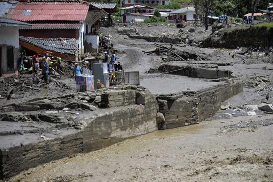 Lũ quét tràn qua, 50 người thiệt mạng vì lở đất