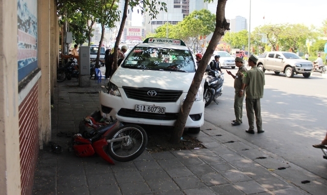Gây tai nạn liên hoàn, tài xế taxi tử vong