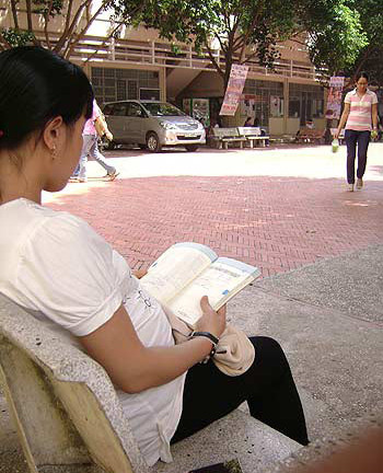 Bi hài chuyện sinh viên “sống thử” mang bầu đến giảng đường