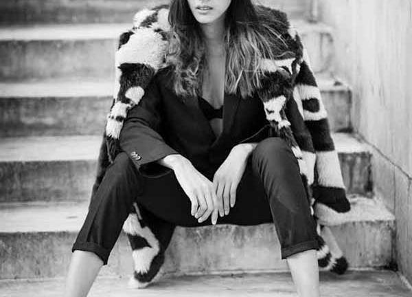 Hoàng Thùy, Mâu Thủy ngồi