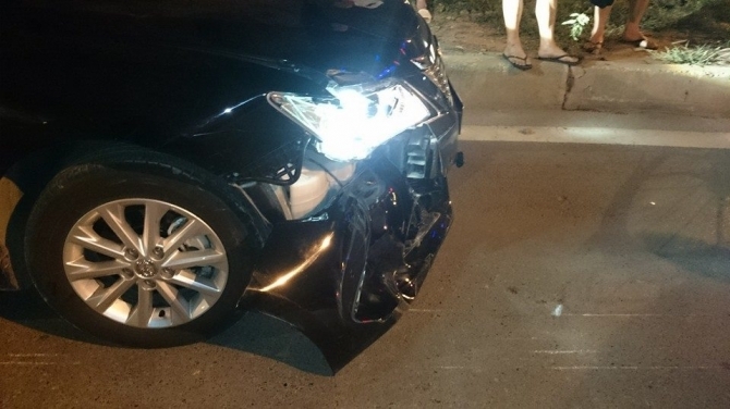 Xe máy bắn văng 10 mét sau cú húc từ ô tô
