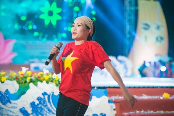Á hậu Tú Anh tươi trẻ cổ vũ Đoàn TTVN ở SEA Games 28