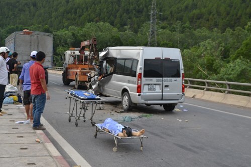 Xe khách tông xe tải, 9 người thương vong