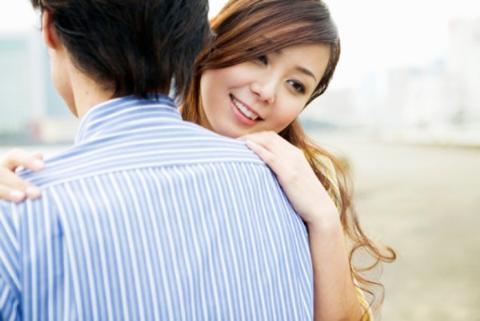 Chồng làm xa, ở nhà bạn thân đưa vợ đi phá thai