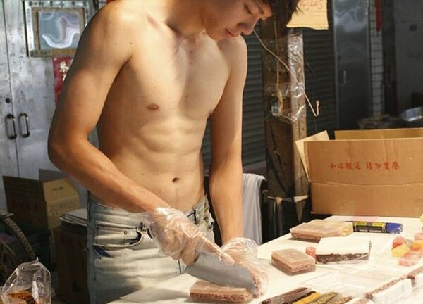 Chàng trai bán bánh có cơ bụng 6 múi khiến dân mạng phát “cuồng”