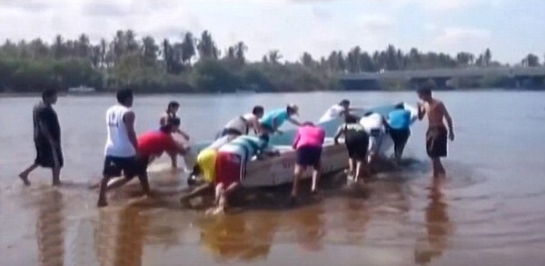 Cha đau đớn chứng kiến cảnh cá sấu hung tợn ăn thịt con trai