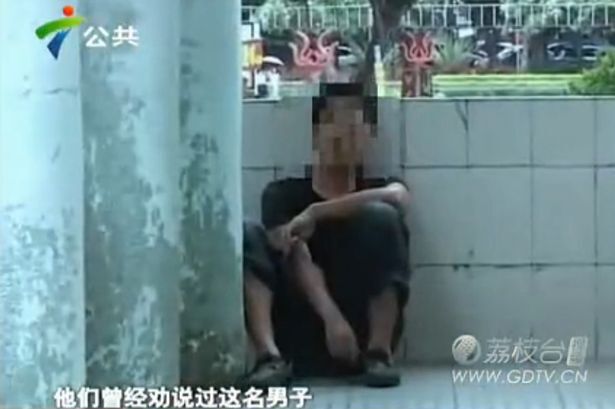 Kinh hoàng người đàn ông bị bệnh 8 năm lén ăn phân ở wc công cộng