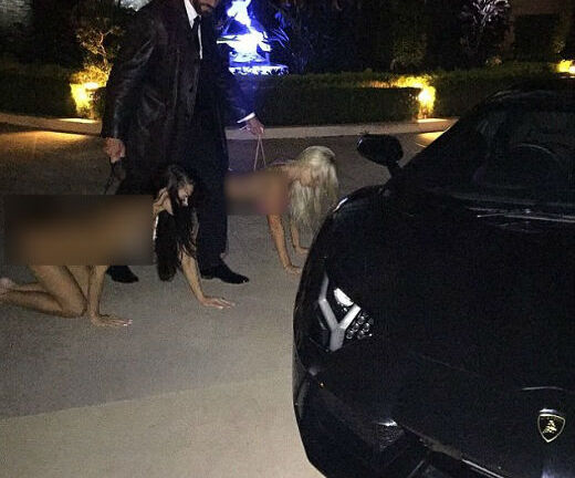 Triệu phú buộc dây dắt vợ mặc bikini bò quanh nhà gây phẫn nộ