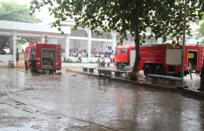 Cháy trường học, hàng trăm học sinh hoảng loạn bỏ chạy