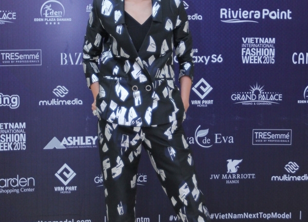 Host Thanh Hằng cực ngầu “chất vấn” thí sinh Top Model