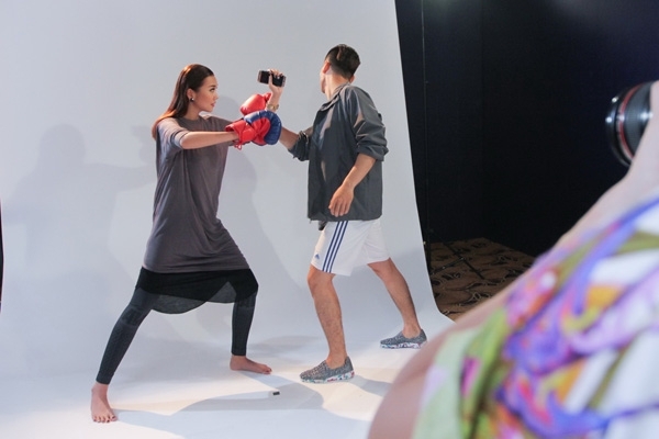 Thanh Hằng tháo giày cao gót thị phạm thí sinh vòng chụp ảnh