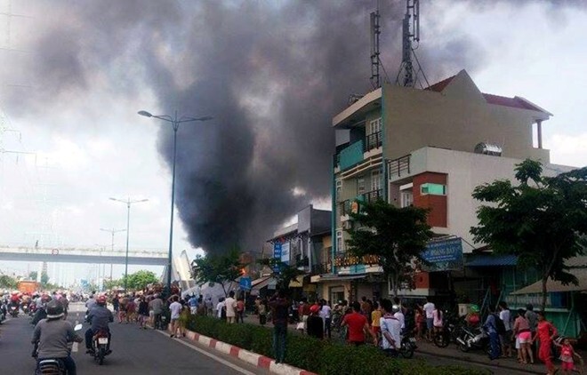 14 phòng trọ cháy rụi, 2 cảnh sát bị thương