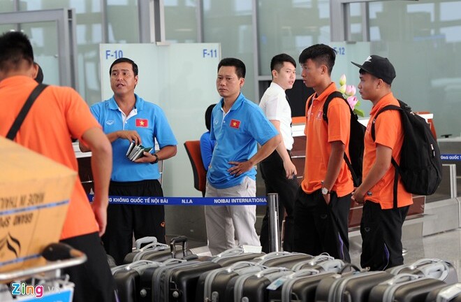 Chùm ảnh Công Phượng và U23 Việt Nam sành điệu với iPhone ở sân bay