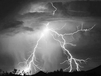 Sét đánh 7 nông dân thương vong khi đang thu hoạch lúa