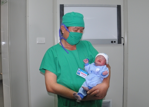 Bé trai đầu tiên ở Quảng Ninh chào đời nhờ thụ tinh nhân tạo