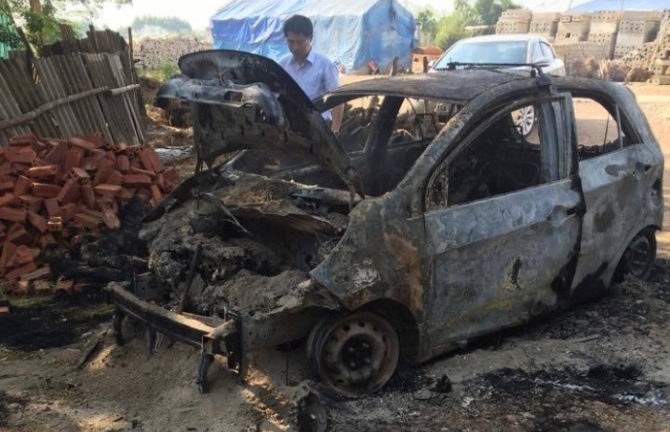 Taxi bùng cháy dữ dội, tài xế may mắn thoát chết