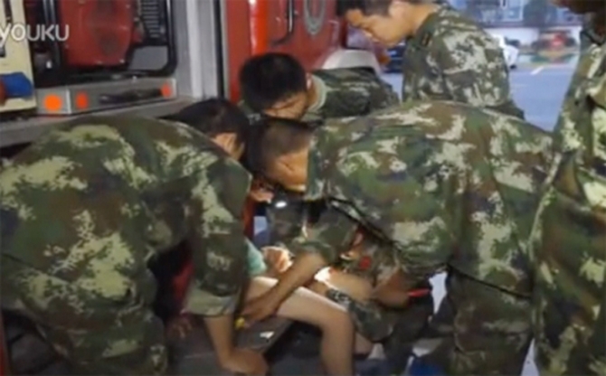 Hy hữu: Ngất xỉu vì bị kẹt