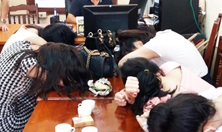 Hỡi hoa hậu, bán gì thì bán xin đừng bán… dâm!