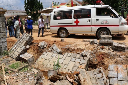 Sập tường rào, 2 chú cháu tử vong tại chỗ