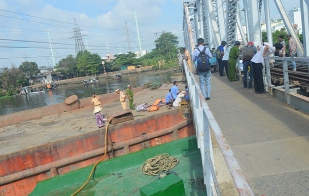 Sà lan kẹt dưới gầm cầu đường sắt, khiến giao thông bị phong tỏa