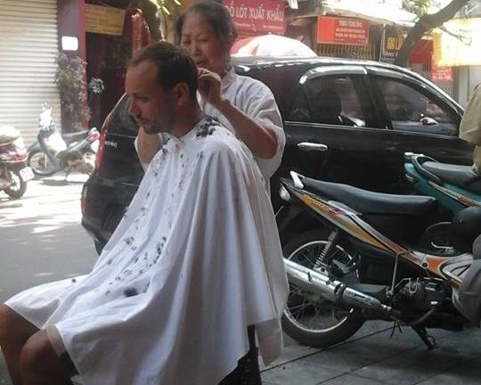 Tay kéo tuyệt kỹ của lão bà 78 tuổi và lời khuyên “hãy hôn thật chậm...”