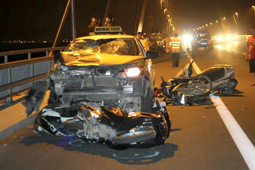 Đỗ xe hóng gió trên cầu Nhật Tân, 4 xe máy bị taxi đâm nát