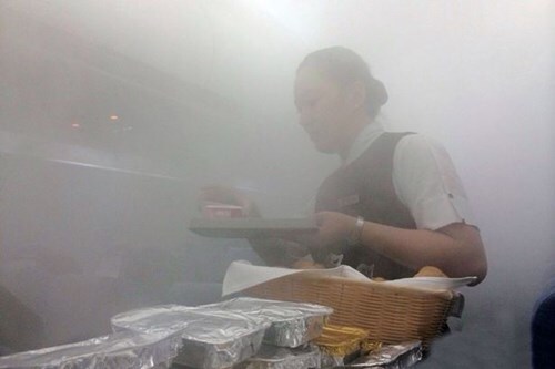 Sương mù bao phủ, máy bay biến thành 'phòng xông hơi'